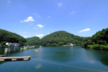 釣った魚でバーベキュー！釣りで人気の「円良田湖」は、かわせみ河原から車で15分！